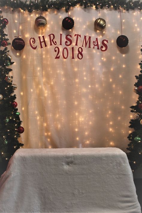 Christmas Photo Corner Ideas, Christmas Backdrop Ideas Diy Photo Booth, Christmas Photo Area Ideas, Easy Photo Backdrop Christmas, Easy Santa Backdrops For Pictures, Easy Diy Christmas Backdrop Photography, Simple Santa Photo Backdrop, Christmas Back Drop Diy, Diy Santa Backdrop Ideas