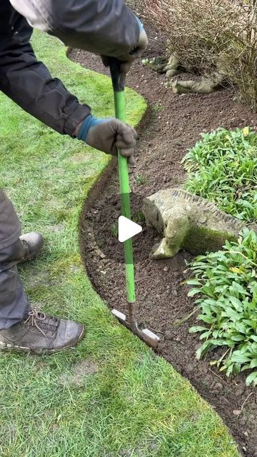 Alexander’s gardening on Instagram: "Love a deep & defined looking lawn edge 👌🏼🤩 🌱  #lawnedging #lawnedges #edges #lawncare #lawnmaintenance #gardener #therapeutic #calm #winter #gardeninguk #instagarden #satisfying #gardenservices #surrey" Garden Lawn Edging, Lawn Borders, Front Lawn Landscaping, Flower Bed Edging, Front Yard Plants, Side Yard Landscaping, Flower Bed Designs, Landscaping Simple, Lawn Design