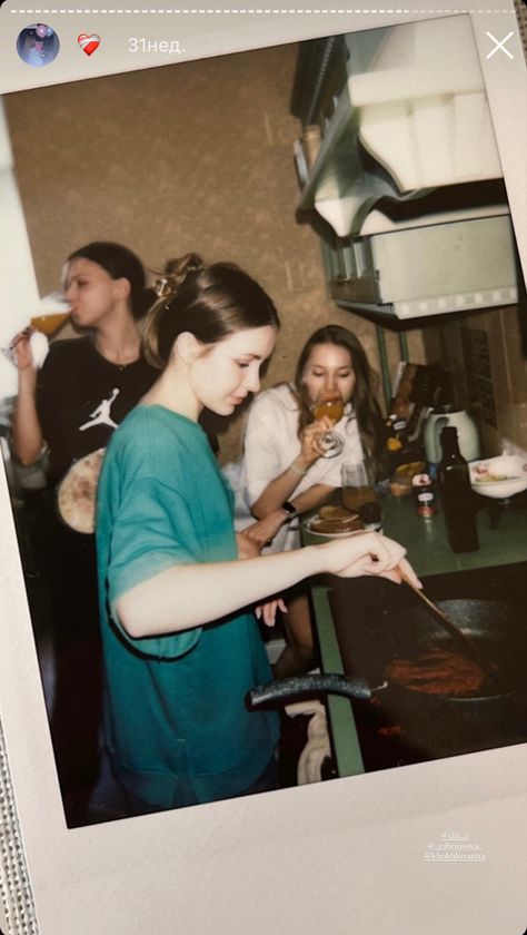 Cooking With Friends Photography, Friends Hanging Out Photography, Dancing In The Kitchen Aesthetic Friends, Women Hanging Out, Best Friends Cooking, Best Friend Roommate Aesthetic, Friends Gathering Aesthetic, Cooking With Friends Aesthetic, Girls Hanging Out