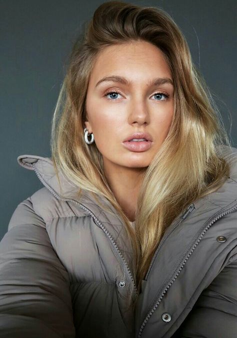 Romee Strijd Romee Strijd, Blonde Hair Inspiration, Rome Travel, Dark Eyes, Instagram Models, Cultura Pop, Face Shape, White Top, White Tops