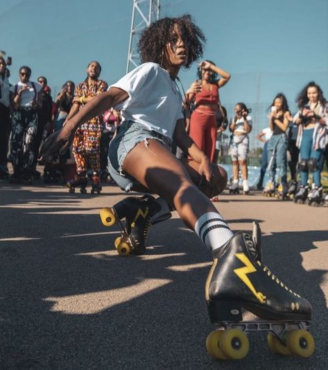 Roller Skate Reference, Skate Reference, Skater Poses, Pose Mannequin, Roller Blades, Action Pose Reference, Photographie Portrait Inspiration, People Poses, Reference Drawing