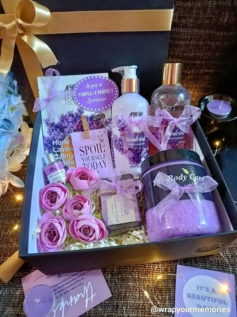 Women Gift Box Ideas, How To Pack A Gift Hamper, Cosmetic Gift Box Ideas, Pamper Box Ideas Gifts, Hamper Ideas For Women, Small Hamper Gift Ideas, Birthday Gift Hamper Ideas, Gift Hamper Ideas For Her, Engagement Packing Ideas For Bride