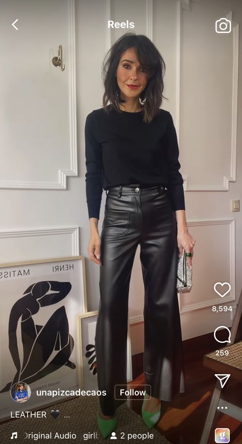 Outfits Pantalon Piel, Leather Pant Holiday Outfit, Pantalon Piel Outfits, Blue Leather Skirt Outfit, Black Leather Trousers Outfit, Leather Pants Outfit Work, Black Leather Pants Outfit Winter, Autumn Date Night Outfit, Leather Trousers Outfit