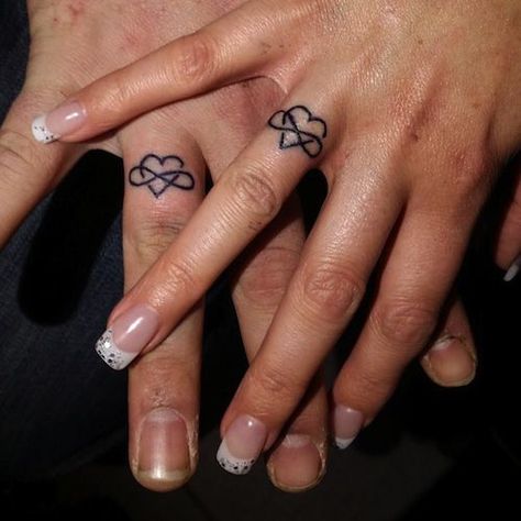 Beautiful wedding band tattoo Toe Ring Tattoos, Ring Tattoo Designs, Wedding Band Tattoo, Tattoo Band, Wedding Ring Finger, Tattoos Infinity, Wedding Ring Tattoo, Tattoo Wedding Rings, Wedding Finger