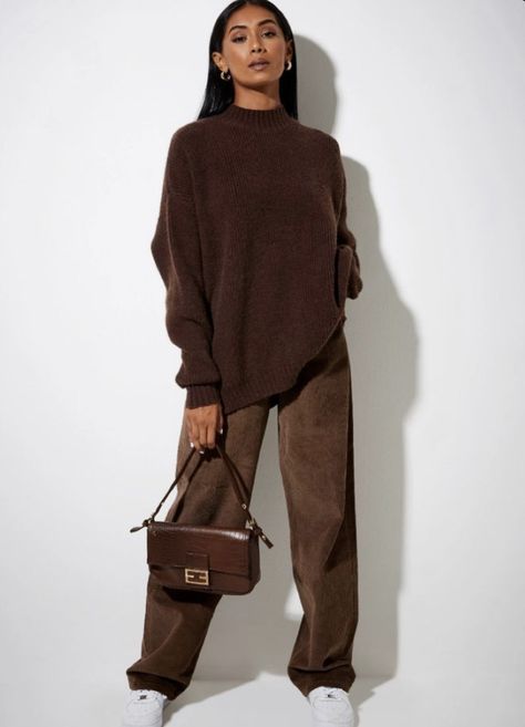 Chocolate Brown | Fall Trend Edit, Styling Chocolate Brown for fall, fall color trends 2023, fall 2023, fall fashion, brown outfit ideas, chocolate brown outfit ideas, how to wear brown, chocolate brown bag, chocolate brown coat, brown dress Brown Jumper Outfit, Beige Clothes, Street Hijab, Earthy Chic, Red Jacket Women, Brown Outfits, Brown Jumper, White Turtleneck Sweater, Monochromatic Fashion