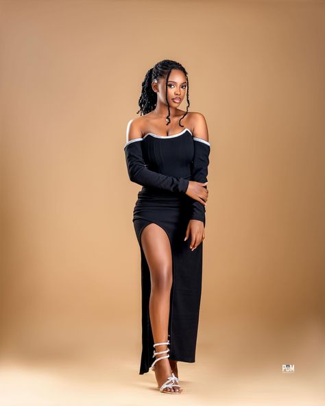 Best Photoshoot Ideas For Women, Model Posing Ideas Female, Black Woman Poses Photography, Poses For Woman Photoshoot, Birthday Pics Photoshoot, Model Shots Photoshoot, Female Photo Poses, Poses For Ladies Photography, Pose For Women Photoshoot