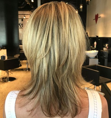 Medium Straight Layered Hairstyle Medium Straight Layered Hairstyles, Medium Shaggy Hairstyles, Modern Shag Haircut, Haircut Medium, Medium Shag Haircuts, Haircut Straight, Shaggy Haircuts, Medium Layered Hair, Natural Wavy Hair