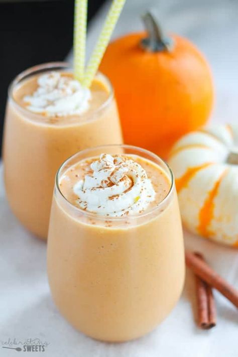 Healthy Pumpkin Smoothie - A protein packed smoothie that tastes like pumpkin pie! Flavored with pumpkin puree, cinnamon, and maple syrup. Healthy Pumpkin Smoothie, Smoothie No Banana, Pumpkin Smoothie Healthy, Unicorn Milkshake, Protein Packed Smoothies, Pumpkin Pie Protein, Apricot Smoothie, Banana Apple Smoothie, Pumpkin Pie Smoothie