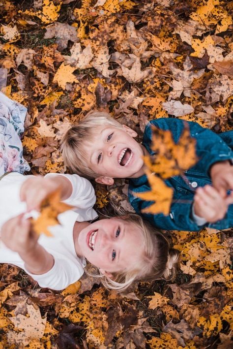 Cute Poses For Family Pictures, Fall Family Photos Siblings, Kids Fall Pictures, Thanksgiving Photoshoot Family Pictures, Sibling Fall Photoshoot, Autumn Photography Ideas, Kids Family Pictures, Family Photoshoot Fall, Fall Photography Ideas