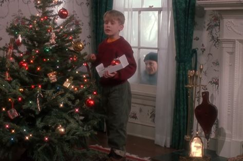 Freeform's Kickoff To Christmas Schedule Is Full Of Holiday Classics Home Alone 1990, Home Alone Movie, Home Alone Christmas, Christmas Background Images, Christmas Program, Christmas Collage, Gift Drawing, Fun Christmas Decorations, Wallpaper Iphone Christmas