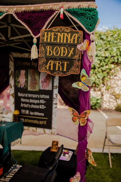 Henna Stall Ideas, Henna Booth Setup Ideas, Vendor Displays Booth Ideas, Henna Booth, Art Festival Booth Display, Festival Vendor, Henna Business, Festival Booth Display, Booth Display Ideas Diy