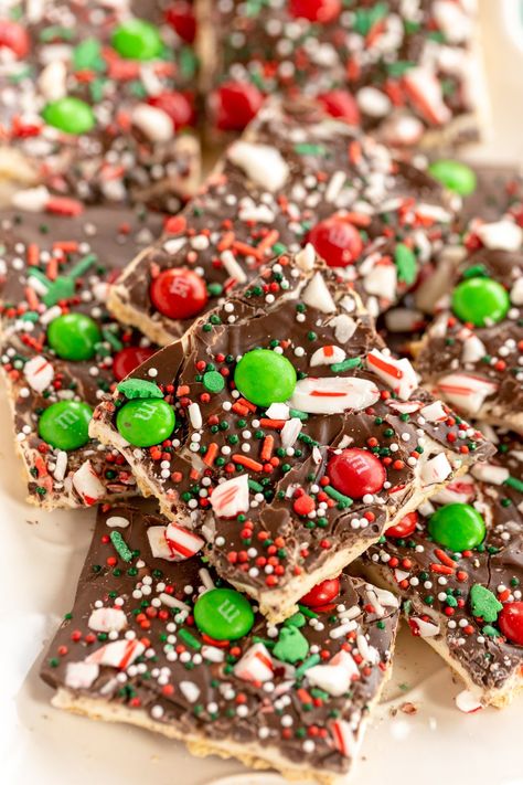 The best Christmas bark recipe! It’s easy to make with graham crackers, chocolate, marshmallow, and all sorts of Christmas candy! Christmas Bark With Marshmallows, Graham Crackers And Marshmallows, Christmas Smores Bark Recipe, Smore Bark Recipe, Crackers Chocolate Bark, Graham Cracker Almond Bark, S’mores Christmas Bark, Christmas Chocolate Pretzel Bark, Holiday Chocolate Bark Recipes