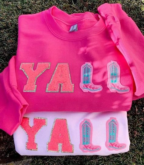 Chenille Patch Sweatshirt Ideas, Chenille Shirt Ideas, Diy Varsity Letter Sweatshirt, Preppy Cricut Projects, Chenille Patch Ideas, Shirts Made With Cricut, Southern Clothes, Chenille Patch Sweatshirt, Preppy Crewneck