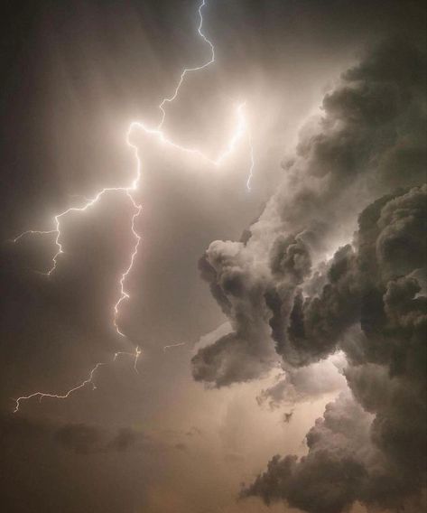 #thunder #sky #aesthetic Lightning Photography, Daughter Of Zeus, Storm Photography, Texas Photo, Ride The Lightning, Thunder And Lightning, Lightning Storm, Sendai, Storm Clouds