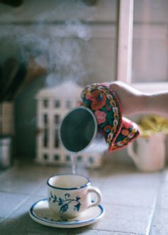 tea time Mousse Au Chocolat Torte, Making Tea, Tea And Books, My Cup Of Tea, Slow Food, Hot Tea, Coffee Break, Coffee Time, Food Styling