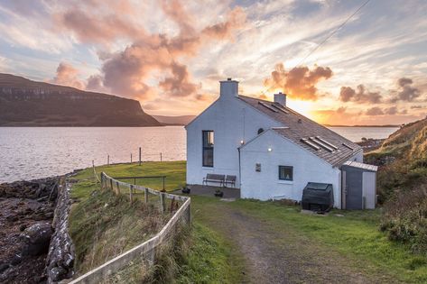 If you're dreaming of a holiday by the sea once lockdown is over, take a look at these 20 absolutely stunning CoolStays around the UK coast. Scottish Cottage Interior, Norfolk Beach, Sunken Hot Tub, Cottages Scotland, Scottish Cottages, Cornish Cottage, Cosy Interior, Multi Fuel Stove, Highland Homes