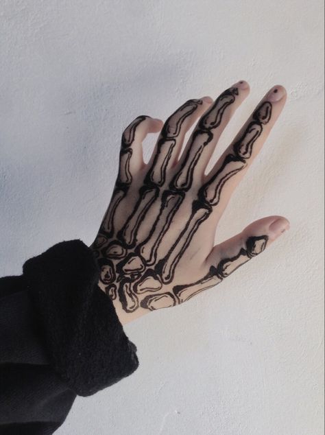 Tato Henna, Bone Tattoos, Sharpie Tattoos, Skeleton Hand Tattoo, Aesthetic Tattoo, Skeleton Hands, Dope Tattoos, Piercing Tattoo, Mini Tattoos