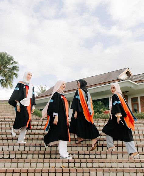 Convo Picture Idea, Convo Shoot Idea, Preconvo Photoshoot Ideas, Preconvo Idea, Group Convocation Photography, Grad Group Photo Ideas, Pre Convo Photoshoot Idea Group, Graduation Photography Poses Friends, Convo Photoshoot Idea