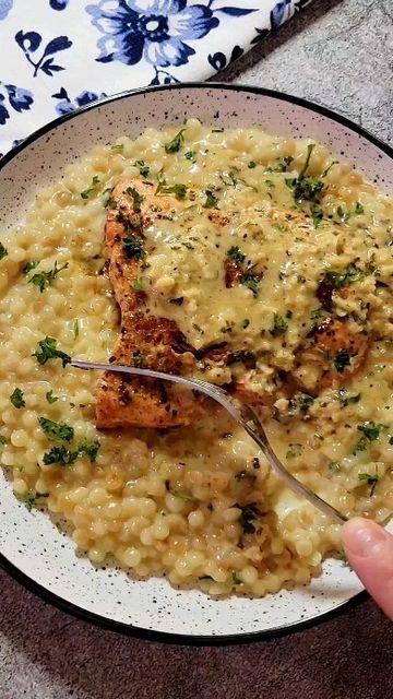 Cheesy Pearl Couscous, Cheesy Couscous, Pearl Couscous Recipes, Side Dishes For Fish, Recipes Veggie, Pearl Couscous, Grape Recipes, Couscous Recipes, Pan Seared Salmon