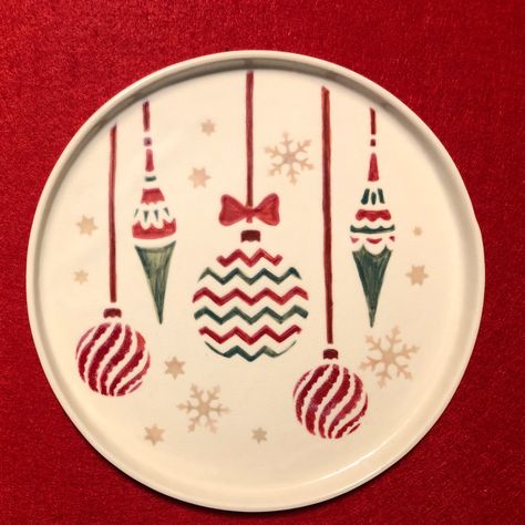 Kids Christmas Pottery Painting Ideas, Diy Christmas Pottery Painting, Serving Plate Painting Ideas, Christmas Plate Decorating Ideas, Christmas Pottery Painting Plate, Christmas Diy Plate, Diy Pottery Painting Christmas, Christmas Clay Plates, Ceramic Painting Ideas Plates Hand Drawn