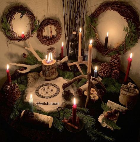 Winter Solstice Decorations Ideas, Yule Table Setting, Wiccan Christmas Decor, Traditional Yule Decorations, Yule Offerings, Krampus Crafts, Yuletide Aesthetic, Yule Christmas Decorations, Winter Altar