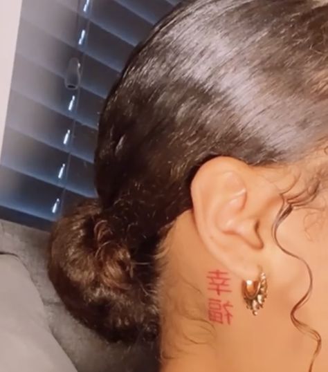 Simple Red Tattoo, Red Tattoo On Black Women, Behind Ear Tattoos, Girl Neck Tattoos, Side Neck Tattoo, Hand Tattoos For Girls, Neck Tattoos Women, Black Girls With Tattoos, Chinese Tattoo