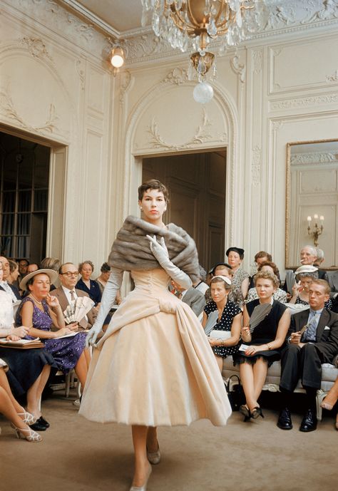 Glamour Vintage, Look Retro, Dior Vintage, Fashion 1950s, Christian Dior Couture, 1950s Style, Couture Mode, Dior Fashion, Retro Mode