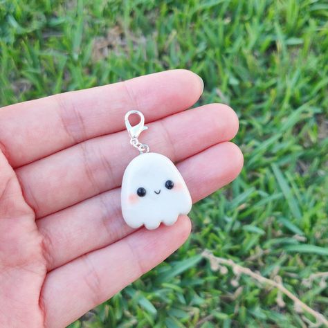 How to Make Clay Magnets at Home: Easy Tutorial Clay Crafts Ghost, Polymer Clay Step By Step Easy, Paper Mache Clay Crafts, Clay Phone Charm Ideas, Clay Art Charms, Clay Art Useful, Cute Clay Charms Easy, Cute Clay Ghost, Key Chains Cute