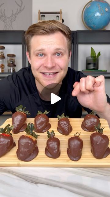 Alcoholic Strawberries, Boozy Strawberries, Alcoholic Chocolate Covered Strawberries, How To Make Chocolate Covered Strawberry, Boozy Strawberries Chocolate Covered, Desserts With Alcohol, Chocolate Covered Strawberries For Him, Desserts For Adults, Dipped Strawberry Ideas