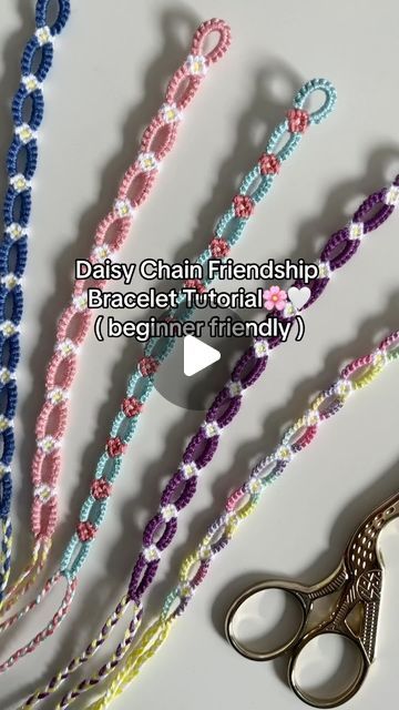 Ella🪸🐋🤍 ( UK Based ) on Instagram: "Daisy Chain Friendship Bracelet Tutorial🌸🤍  Pattern: 76616 on bracelet book📖  #bracelet #bracelets #friendshipbracelets #friendshipbracelet #bracelettutorial #tutorial #explorepage #handmadejewellery" How To Do Daisy Chain Bracelet, Beads In Friendship Bracelets, Homemade Bracelets With String Tutorial, Daisy Chain Bracelet Tutorial Thread, Daisy Friendship Bracelet Tutorial, Flower Friendship Bracelet Tutorial, Handmade Bracelets Thread Easy, 3 Color Bracelet Pattern Easy, 4 Strand Bracelet Patterns