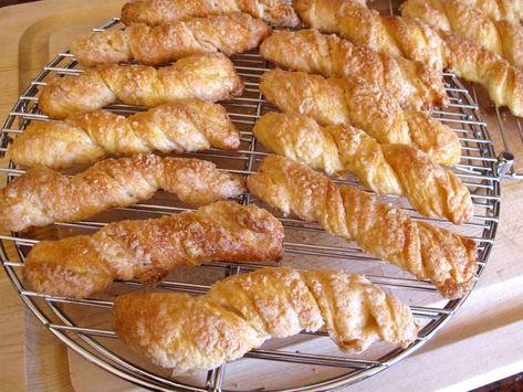 Sour cream twists on a cooling rack. Sour Cream Twists, Twist Cookies, German Cookies, Cookie Cake Pie, Cooling Rack, Italian Cookies, Tea Break, Delicious Pies, Family Recipe