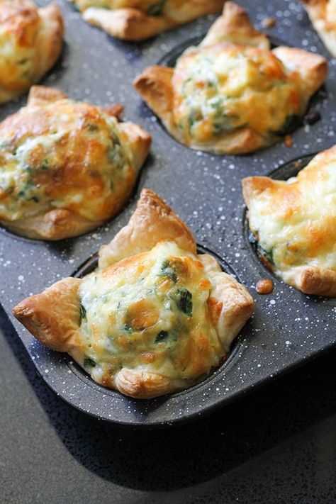 Mini Pastries Savory, Mini Quiche Filling Ideas, Vegetarian Finger Food Recipes, Mini Veggie Quiche, Party Foods Vegetarian, Puff Pastry Recipes Vegetarian, Veg Finger Food For Party, Puff Pastry Finger Food Recipes, Vegetarian Puff Pastry Appetizers