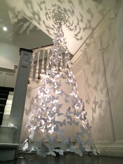 White Butterflies Christmas Tree #Christmas #trees #decorhomeideas Unique Christmas Trees Ideas, Christmas Trees Ideas, Diy Christmas Tree Topper, Flocked Christmas Trees Decorated, Minimalist Christmas Tree, Alternative Christmas Tree, Alternative Christmas, Creative Christmas Trees, Ornaments Homemade