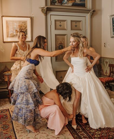 Fashion Photographer Wedding, Boho Minimalist Wedding Dress, Small Bridal Party Dresses, Modest Bachelorette Party Outfit, Simplistic Wedding Dress Classy, Castle Bridesmaid Dresses, Bridesmaids Helping Bride Get Dressed, Chilly Spring Outfits Dressy, Deep South Wedding