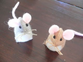 DIY Felt Mouse - FREE Sewing Pattern and Tutorial Mice Dolls, Cute Mice, Mouse Crafts, Felt Mouse, Felt Patterns, Cute Mouse, Sewing Toys, Felt Diy, Felt Toys