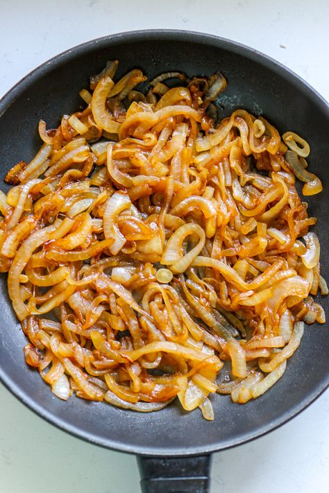 How to Make Quick Caramelized Onions (Easy & Fast Recipe) Low Carb Freezer Meals, Onion Benefits Health, Caramelised Onion Tart, Caramelized Onions Recipe, Smothered Pork, Carmelized Onions, Onion Tart, Wholesome Yum, Low Carb Side Dishes