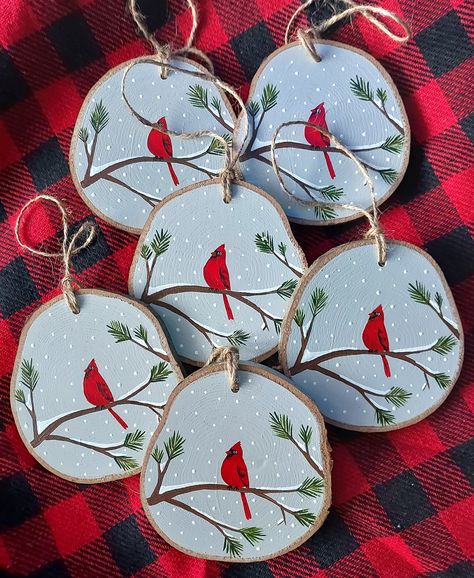 Snowy cardinal and pine branch scene wood slice ornament. As featured in Better Homes & Gardens 2020 Holiday Crafts magazine. Every wood slice is approximately 2 1/2 - 3 1/2 inches wide, hand painted with quality acrylic paint and sealed with a  protective finish and hung with rustic twine. Please note that all ornaments are handmade and no two paintings are exactly the same. Each wood slice may vary a bit in size and shape and with the rustic quality of the material, some of the bark may come o Cute Wood Ornaments, Wood Ornaments Painting, Wood Tree Ornaments Craft Ideas, Wood Xmas Ornaments Diy, Filling Ornaments Ideas, Sliced Wood Christmas Ornaments, Wood Ornament Crafts For Kids, Tree Round Ornaments, Diy Homemade Christmas Ornaments