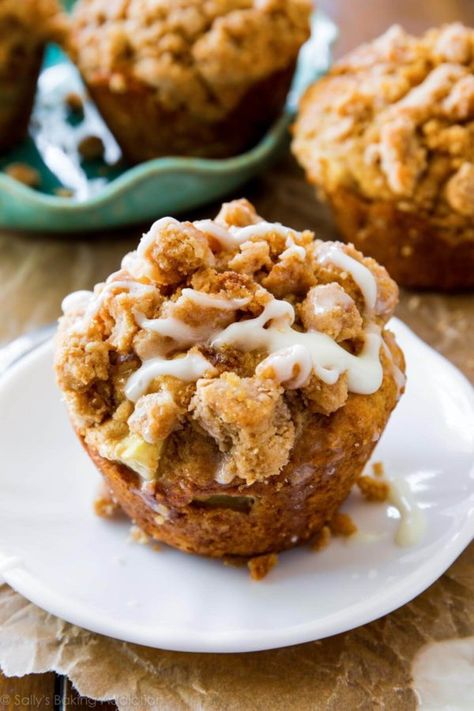 Apple Crumb Muffins, Crowd Food, Sunday Baking, Apple Muffin Recipes, Fall Goodies, Crumb Muffins, Bakery Style Muffins, Apple Crumb, Apple Cinnamon Muffins