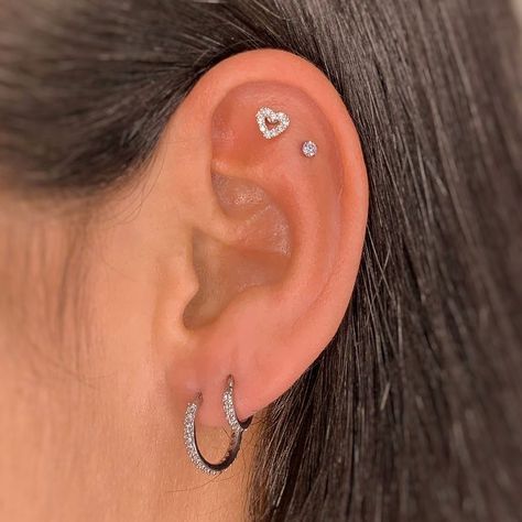 Ear Piercings On Small Ears, 4 Piercings In Ear, Ese Piercings, Cute Piercings Ears, 4 Ear Piercings, Inside Ear Piercing, Cute Piercing Ideas, Ear Piercing Ideas Cartilage, Gold Ear Piercings