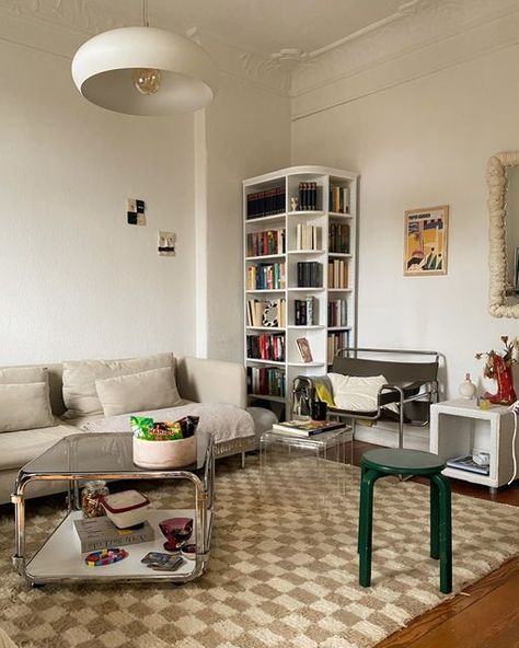 Chrome Living Room Decor, Bauhaus Interior Living Room, Chrome Bookshelf, Chrome Coffee Table Living Rooms, Carpeted Living Room Ideas Apartment, Spaceage Interior, Chrome Living Room, Chrome Coffee Table, Bauhaus Interior Design Living Rooms