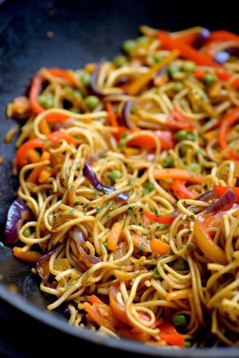 Nouilles : 6 recettes pour faire voyager vos papilles repé... - Grazia.fr Garlic Cream Sauce Recipe, Cibo Asiatico, Chinese Noodles, Health Dinner, God Mat, Sauteed Vegetables, Idee Pasto Sano, Batch Cooking, Weight Watchers Meals