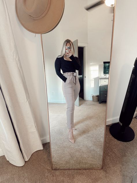 #pants #heels #mondaymotivation #outfits #workwear #business Internship Aesthetic Outfit, Office Administrator Outfits, Bank Work Outfits Women, Court Outfit Women, Receptionist Outfit, Professional Fits, Casual Office Shoes, Buisness Casual Women, Conference Outfit