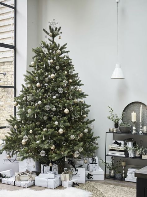 20 Gorgeous Christmas Tree Decoration Ideas - Chloe Dominik Sage Christmas, 9ft Christmas Tree, Best Artificial Christmas Trees, Elegant Christmas Tree Decorations, Antique Christmas Tree, Vintage Christmas Photos, Christmas Foods, Modern Christmas Tree, Elegant Christmas Trees