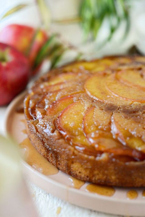 Caramel Apple Upside Down Bundt Cake, Brown Butter Upside Down Apple Cake, Apple Upside Down Cake Easy, Caramel Apple Upside Down Cake, Glazed Apples, Cinnamon Apple Cake, Apples With Cinnamon, Dessert Person, Apple Topping