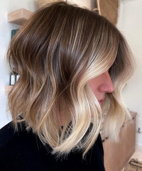 Bronde Balayage Bob with Money Piece Short Balayage Hair With Money Pieces, Bronde Bob Straight, Balayage Lob Blonde, Blonde Money Piece Bob, Money Piece Bob, Blonde Money Piece, Angled Lob, Balayage Bob, Blonde Balayage Highlights