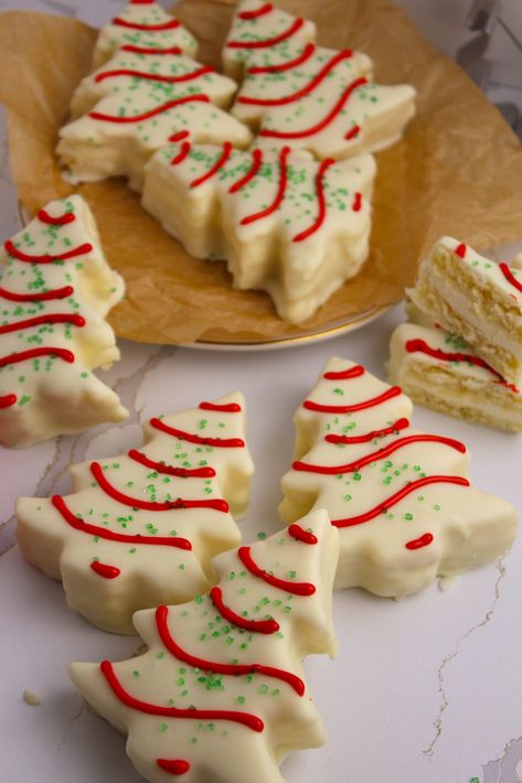 Copycat Little Debbie Christmas Tree Cakes - The Squeaky Mixer - Easy And Fun Baking Recipes Copycat Little Debbie, Squeaky Mixer, Little Debbie Christmas Tree Cakes, Perfect Cake Pops, Little Debbie Christmas Tree, Christmas Eats, Christmas Tree Cakes, Snack Cakes, Liver Diet