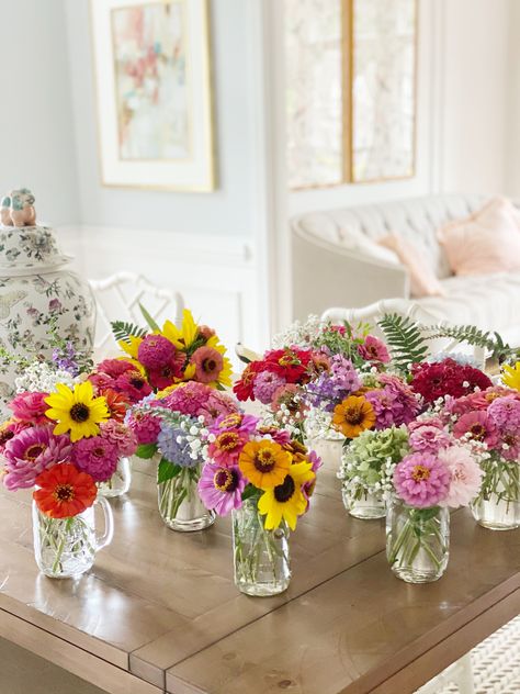 Wild Flower Mason Jar Centerpieces, Daisy Flower Arrangements Mason Jars, Casual Floral Centerpieces, Spring Wildflower Centerpieces, Small Bouquet Centerpieces, Bbq Flower Arrangements, Sunflower And Zinnia Arrangements, Wildflowers In Mason Jars, Zinnia Sunflower Bouquet