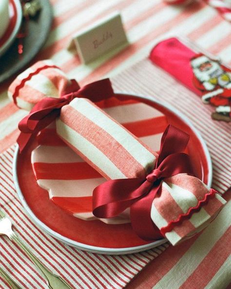 Christmas Napkins Diy, Unique Fall Tablescapes, Christmas Dinner Napkins, Diy Christmas Place Cards, Christmas Day Table Setting, Christmas Dinner Ideas Decoration, Santa Party Decorations, Christmas Plates Diy, Christmas Table Settings Red