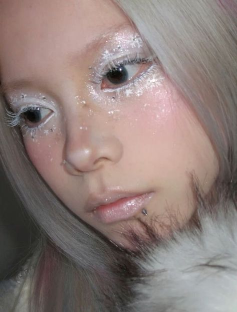 White Makeup Looks Aesthetic, Glittery Face Makeup, Pink Winter Makeup Looks, Y2k Winter Makeup, Winter White Makeup, White Glittery Eye Makeup, Winter Frost Makeup, Bunny Aesthetic Makeup, Snow Inspired Makeup