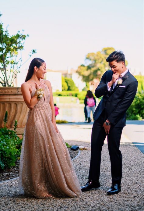 Sibling Prom Pictures, Formal Couple Poses Photography, Fun Prom Pictures Poses, Prom Family Photo Ideas, Solo Prom Poses Men, Matric Dance Photos, Prom Picture Poses For Couples Funny, Prom Pictures With Date, Unique Prom Photoshoot Ideas